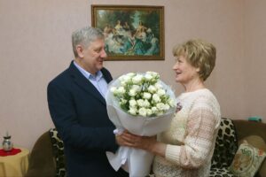 Андрей Чертков поздравил с новогодними праздниками жительниц блокадного Ленинграда