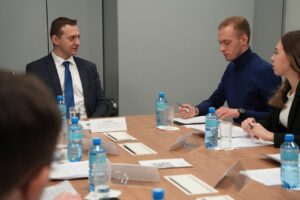 Владимир Ежиков обсудил с депутатами Молодежного парламента вопросы реализации государственной экологической политики