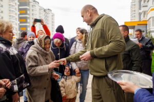 Евгений Солнцев вручил ключи новоселам в Мариуполе