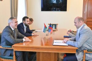 Евгений Солнцев обсудил с Александром Моором развитие межрегионального сотрудничества