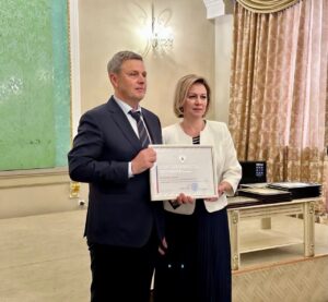 Лариса Толстыкина вручила награды работникам культуры ДНР