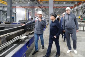 Председатель Правительства Евгений Солнцев вместе с главой Минстроя РФ Иреком Файзуллиным посетил домостроительный комбинат «Приморье»
