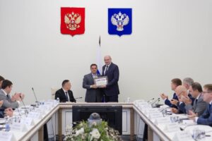 Евгений Солнцев вручил государственные награды руководству Минстроя России