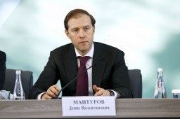 Мантуров назвал преждевременным выход федеральных ретейлеров в ДНР и ЛНР