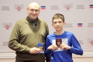 Председатель Правительства ДНР Евгений Солнцев вручил первые паспорта юным дончанам